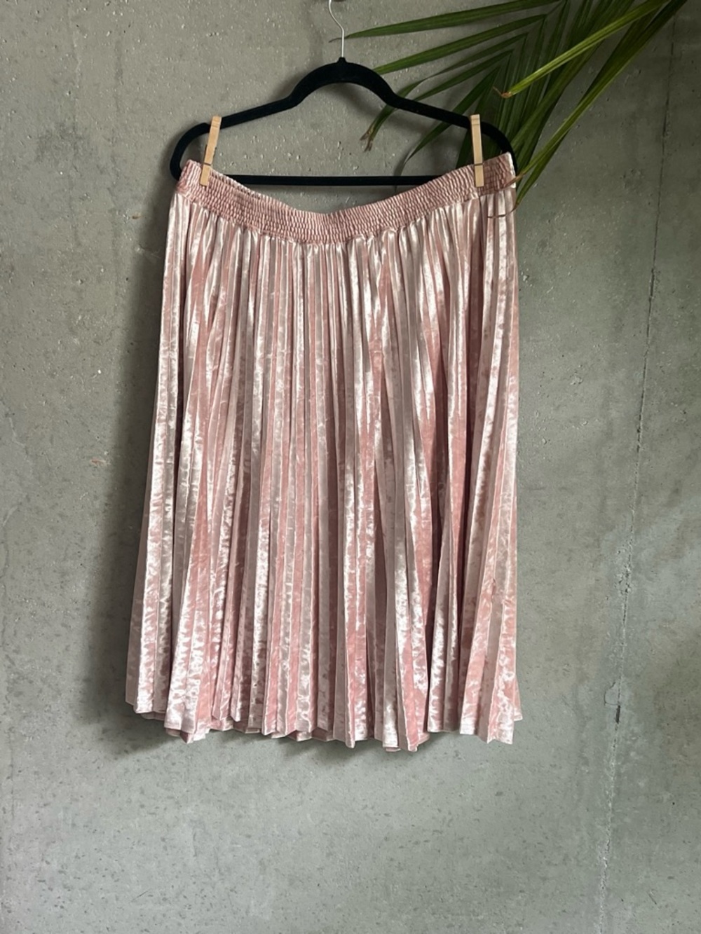 a new day Pleated Velvet Midi Skirt - Light Pink